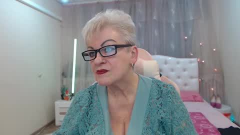 kaylesmoll online show from November 15, 9:38 pm