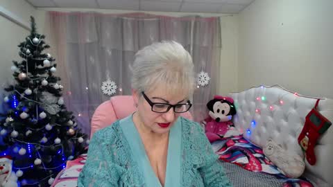 kaylesmoll online show from January 8, 7:45 pm