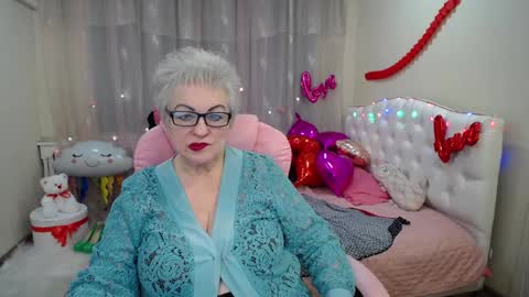 kaylesmoll online show from February 3, 5:40 am