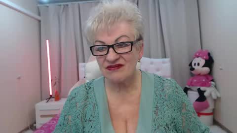 kaylesmoll online show from April 22, 7:11 pm