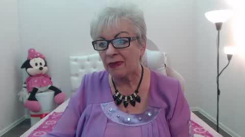 kaylesmoll online show from July 25, 8:05 pm