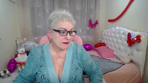 kaylesmoll online show from March 6, 5:57 am