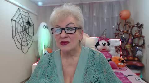 kaylesmoll online show from November 1, 7:40 pm