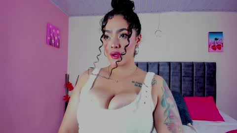 Snapshot of kayllaevans_ chatting on December 9, 7:29 pm Kay online show from December 9, 7:29 pm