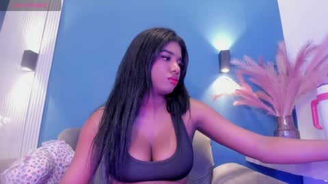 kendrachavez_ online show from April 5, 12:42 am