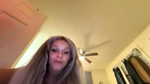 khrissy92 online show from December 21, 5:12 am