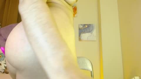 Snapshot of kiararose19 chatting on October 2, 3:11 am Kiara online show from October 2, 3:11 am