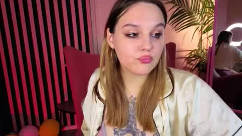 Snapshot of kiki_mikki_ chatting on October 18, 9:49 pm Mikka online show from October 18, 9:49 pm