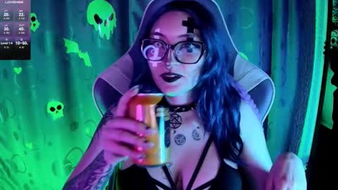   online show from November 20, 3:02 pm