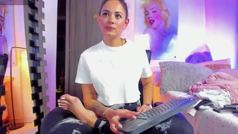 kimmberly_saenz_ online show from February 13, 10:44 pm