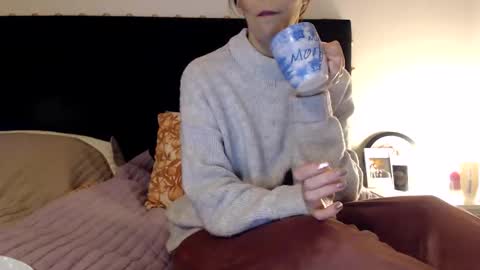 sexysexyhotwetpinkredpussy online show from March 22, 6:25 pm