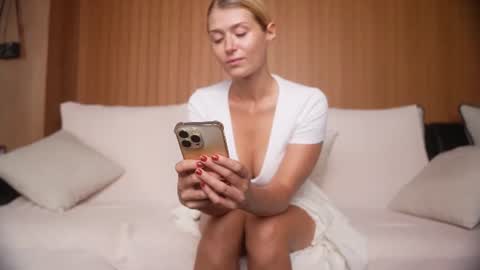 kira bloom online show from July 28, 3:48 am