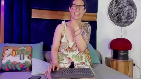 Kissing Company online show from July 7, 4:04 am