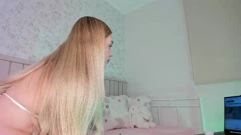 sophie online show from April 16, 9:39 pm