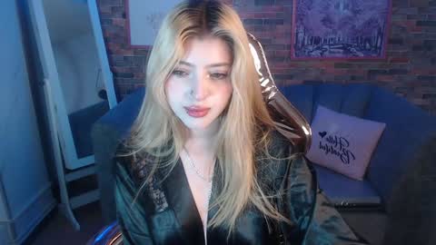 Snapshot of kitty_fox_b chatting on January 7, 7:49 pm kitty_fox_b online show from January 7, 7:49 pm
