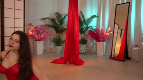 Snapshot of kittycaitlin chatting on December 4, 3:26 am Katya online show from December 4, 3:26 am