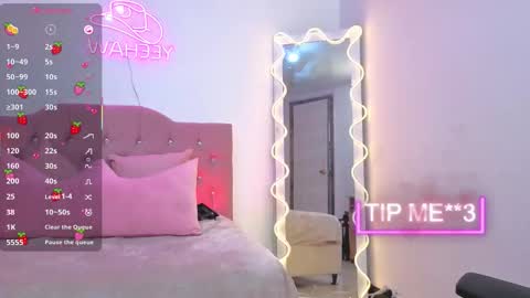 Snapshot of kittystar_tay chatting on October 11, 12:41 pm Kitty online show from October 11, 12:41 pm