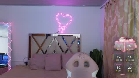Snapshot of kittystar_tay chatting on February 2, 11:40 am Kitty online show from February 2, 11:40 am