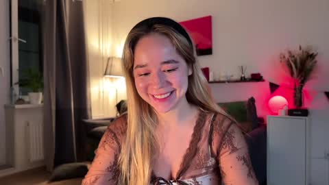 Snapshot of kristyspiritedaway chatting on December 24, 6:50 pm Kristy Nip slip shady  Best model on CB  online show from December 24, 6:50 pm