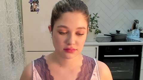 Snapshot of kylieblond chatting on December 18, 5:00 pm Din online show from December 18, 5:00 pm