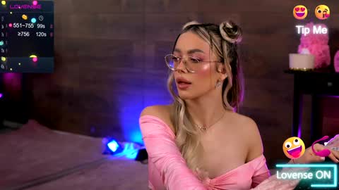 Snapshot of kyliejoyce chatting on December 14, 9:24 pm Kylie online show from December 14, 9:24 pm