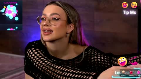 Snapshot of kyliejoyce chatting on December 16, 5:59 am Kylie online show from December 16, 5:59 am