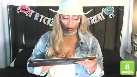 kylie white boobs online show from October 29, 9:17 pm