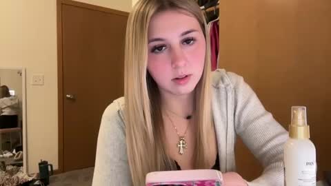 kynziee18 online show from January 9, 1:08 am