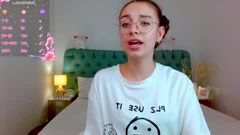 Snapshot of l1ttle_angel__ chatting on September 15, 10:28 pm Margo online show from September 15, 10:28 pm