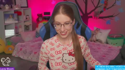 Snapshot of laceybloom chatting on February 6, 2:33 am Lacey Bloom online show from February 6, 2:33 am