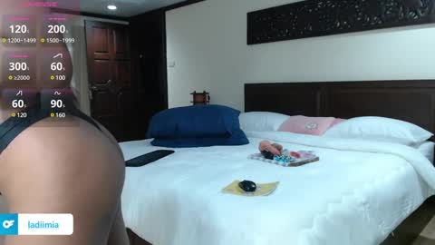 Mia online show from December 4, 10:30 pm