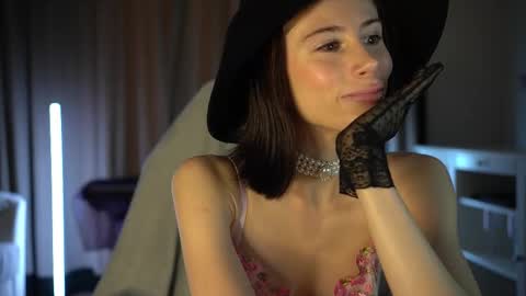 lady_nicolett online show from September 26, 4:43 am