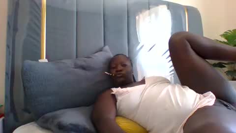 Snapshot of ladyblossoms19 chatting on February 19, 11:17 am lindah32 online show from February 19, 11:17 am