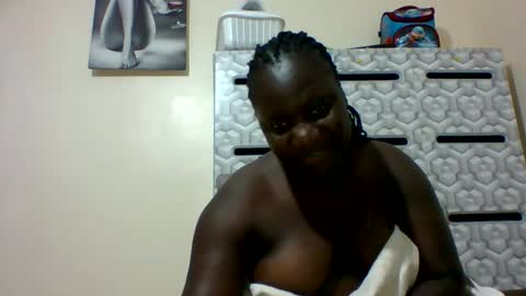 Snapshot of ladyblossoms19 chatting on December 27, 6:10 pm lindah32 online show from December 27, 6:10 pm