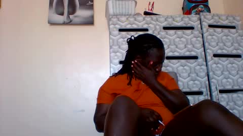 Snapshot of ladyblossoms19 chatting on December 31, 12:15 pm lindah32 online show from December 31, 12:15 pm