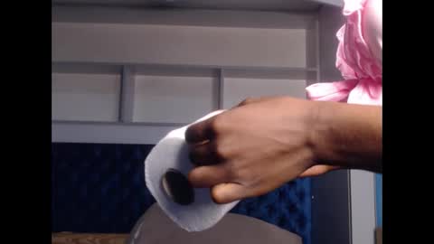 Snapshot of ladydiva69 chatting on March 4, 2:17 am ladydiva69 online show from March 4, 2:17 am