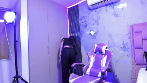 Snapshot of laly_cherry_ chatting on October 14, 12:19 pm Laura online show from October 14, 12:19 pm