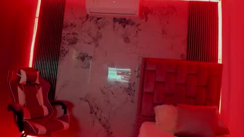 Snapshot of laly_cherry_ chatting on September 30, 12:33 pm Laura online show from September 30, 12:33 pm