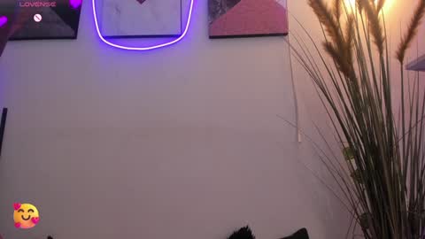 Snapshot of lana__beaux chatting on December 13, 9:51 pm online show from December 13, 9:51 pm
