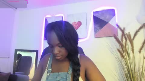 Snapshot of lana__beaux chatting on December 21, 7:06 pm online show from December 21, 7:06 pm