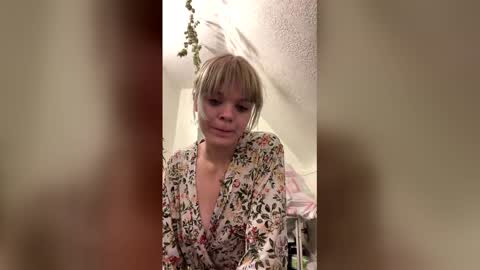 laneybel online show from December 4, 6:59 am