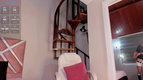 lara_reynolds_ online show from March 25, 9:06 pm