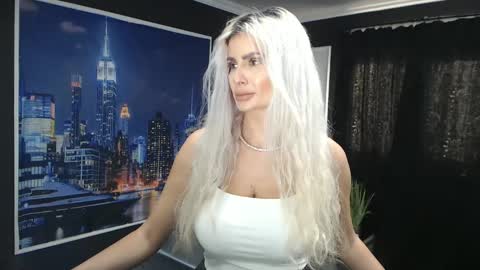 Snapshot of laras_moans chatting on December 13, 12:06 pm laras_moans online show from December 13, 12:06 pm