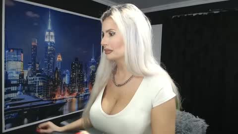 Snapshot of laras_moans chatting on December 11, 7:20 am laras_moans online show from December 11, 7:20 am