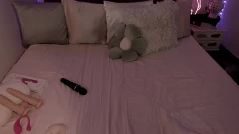 Snapshot of lau_123x chatting on September 22, 6:45 am Laura online show from September 22, 6:45 am