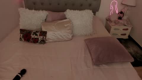 Snapshot of lau_123x chatting on December 4, 6:00 am Laura online show from December 4, 6:00 am