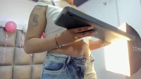 laura__js_ online show from November 30, 1:04 pm