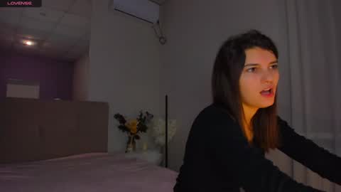 Snapshot of laura__leee chatting on December 22, 6:28 am Laura online show from December 22, 6:28 am