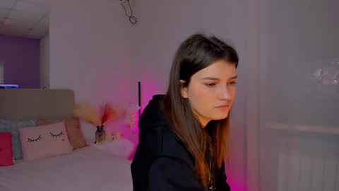 Snapshot of laura__leee chatting on February 4, 6:25 am Laura online show from February 4, 6:25 am