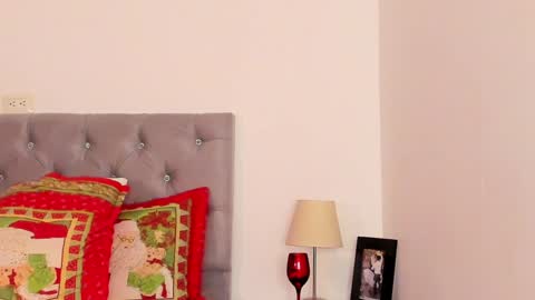 Snapshot of laura__martiinez chatting on December 15, 3:56 am online show from December 15, 3:56 am